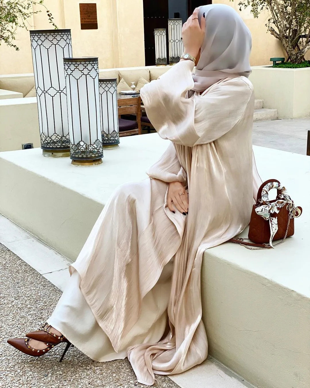 عباية عيد مفتوحة بمقاسات كبيرة مع حزام وأكمام ناعمة وفستان إسلامي