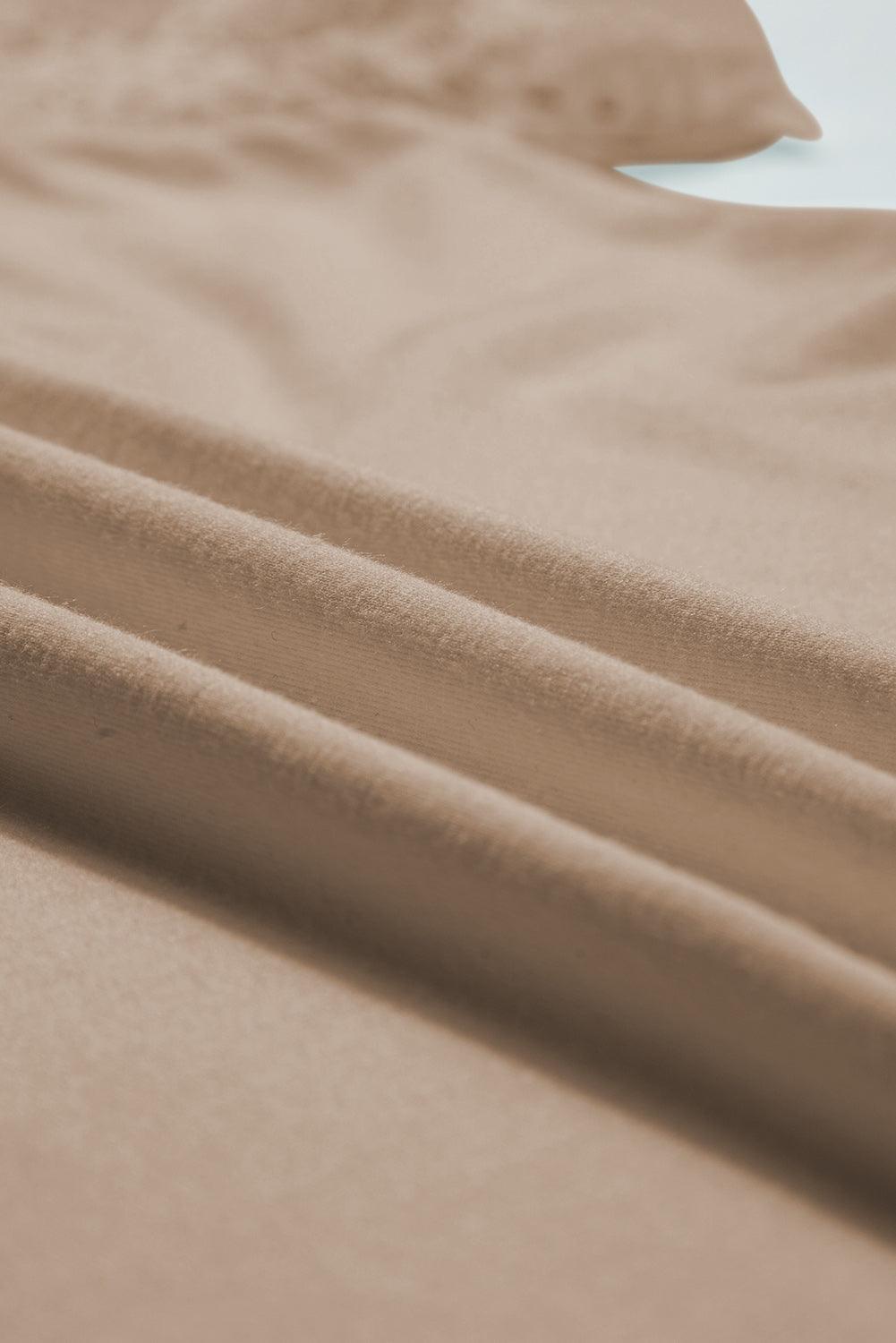 تي شيرت بأكمام راجلان من الدانتيل بلون كاكي فاتح وتفاصيل خياطة متباينة