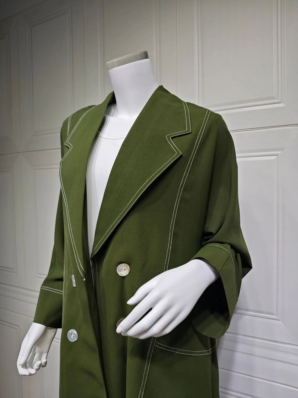 عباية مفتوحة مع زر ياقة