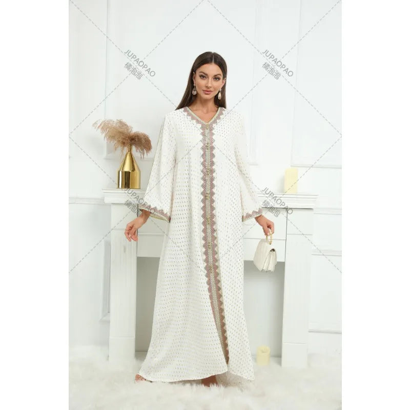 عباية أنيقة مخططة من الساتان الأبيض بفتحة رقبة على شكل حرف V وشريط ذهبي