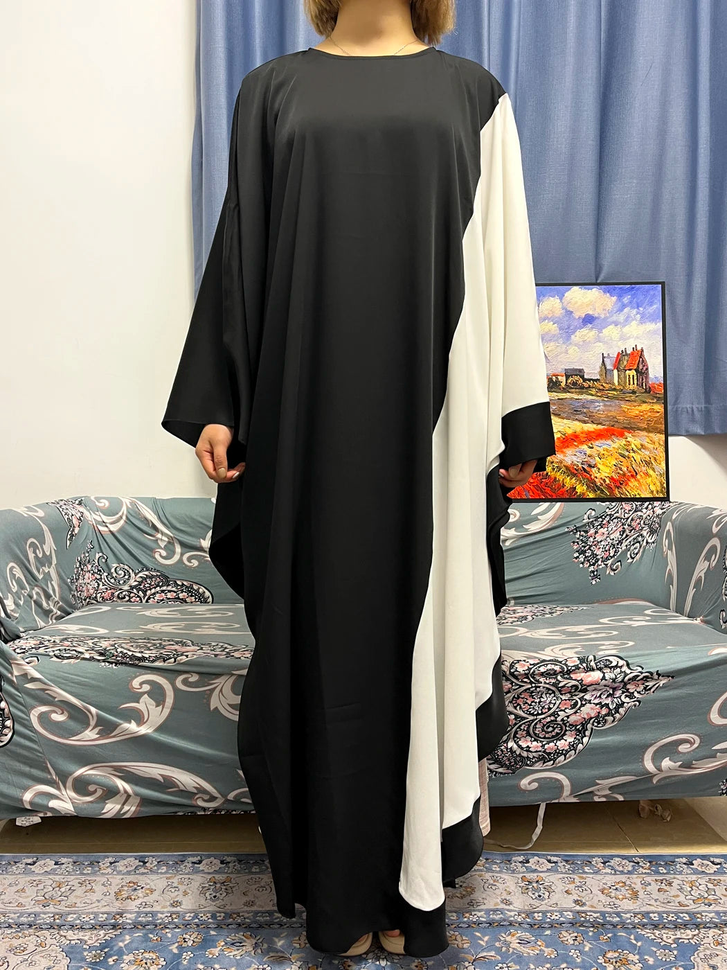 عبايات شيفون فضفاضة باللونين الأسود والأبيض