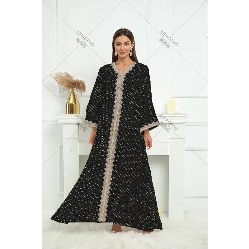 عباية أنيقة مخططة من الساتان الأبيض بفتحة رقبة على شكل حرف V وشريط ذهبي