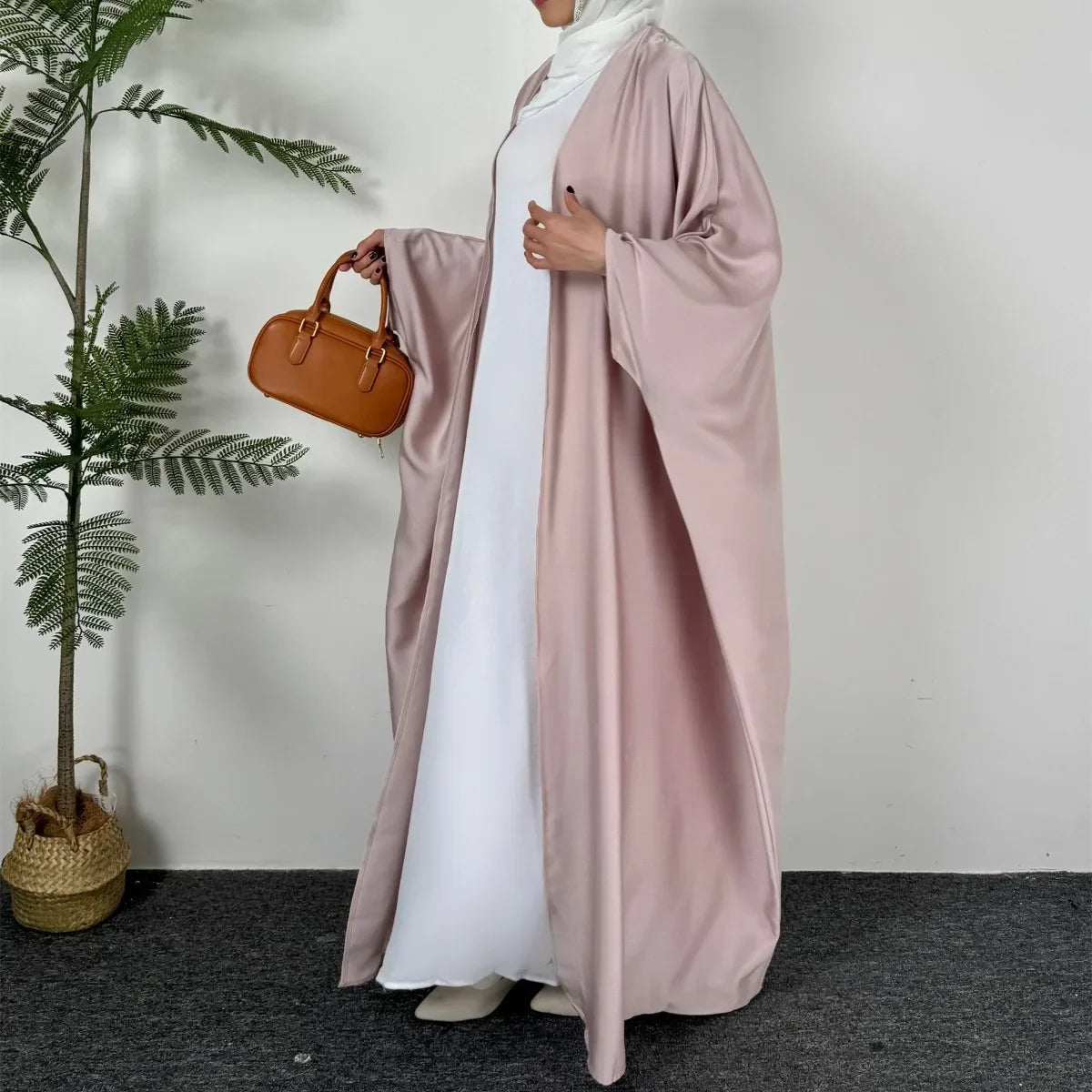 عباية مفتوحة من الأمام على الطراز الإسلامي الشرق أوسطي مع فستان داخلي