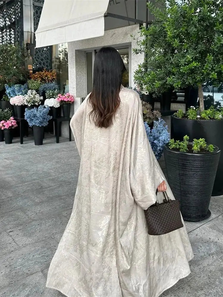 عباية كيمونو مفتوحة من الساتان اللامع بتصميم جناح الخفاش