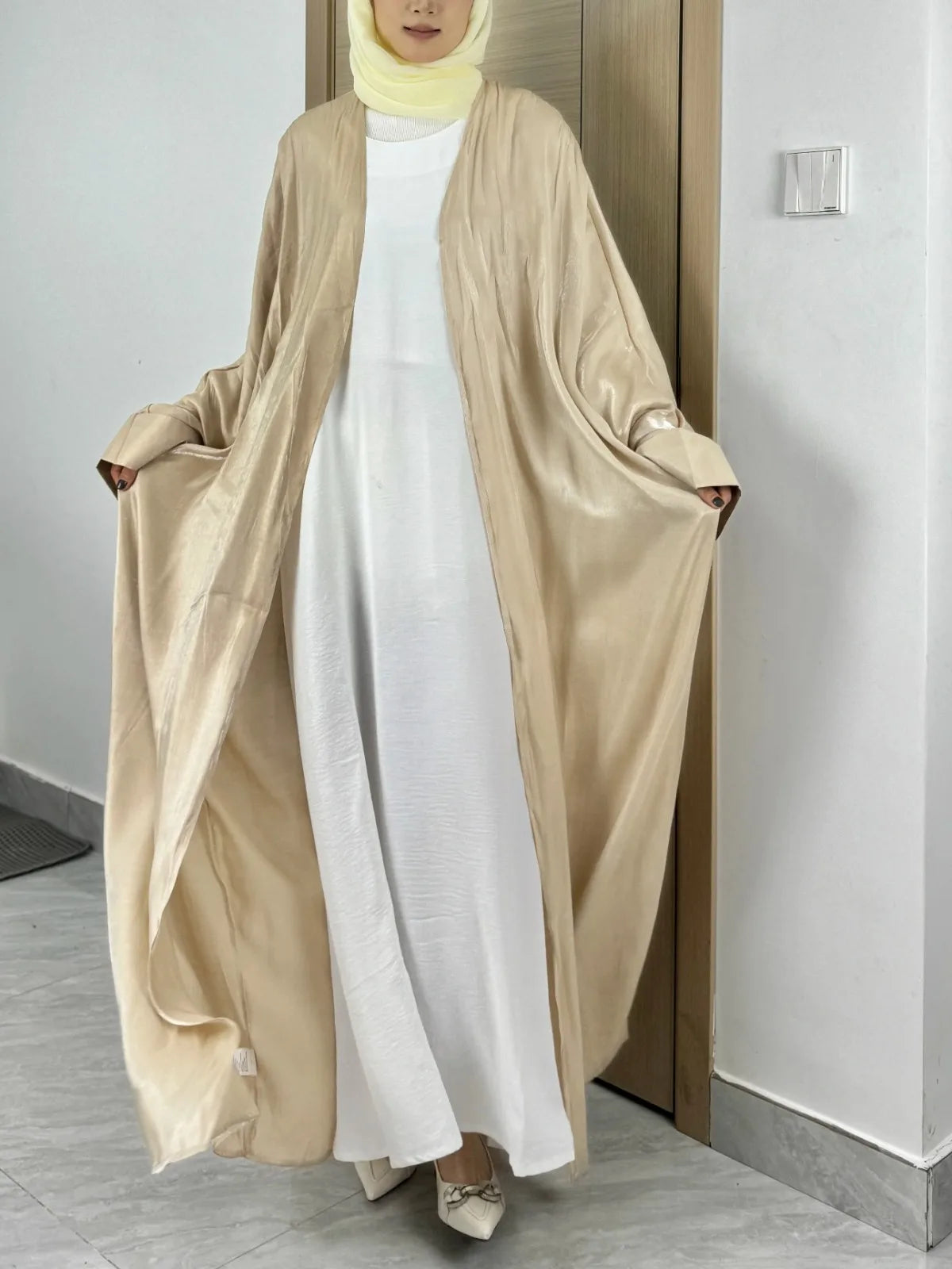 عباية قفطان مفتوح من الأمام بأكمام مزينة بالترتر