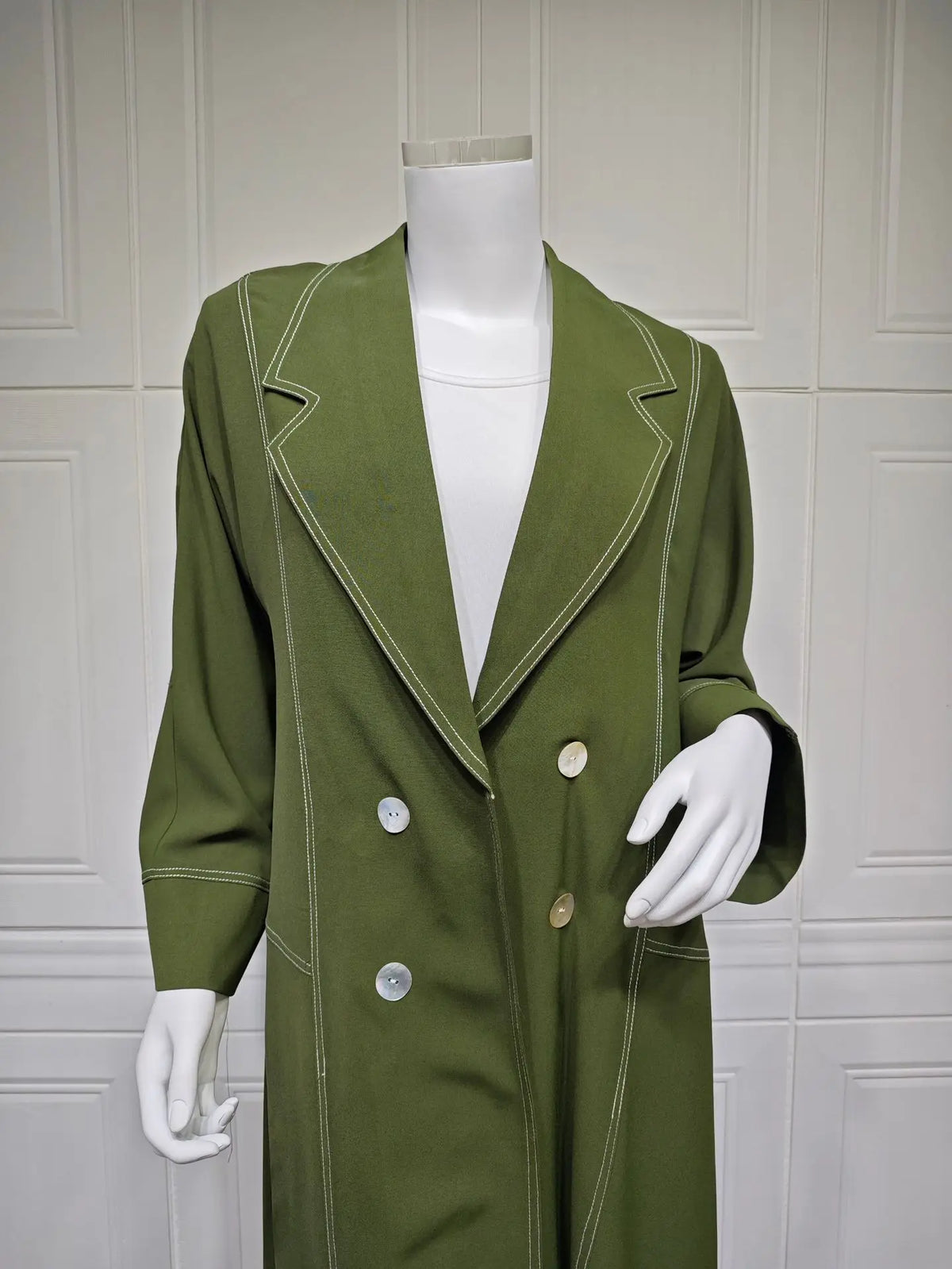 عباية مفتوحة مع زر ياقة