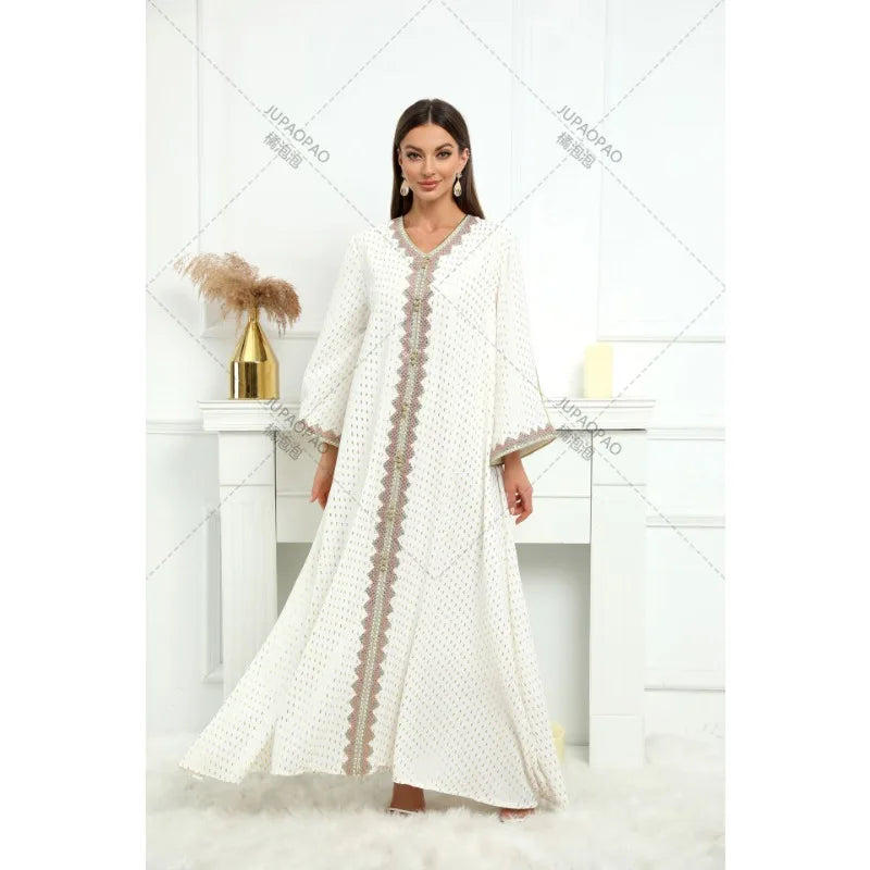 عباية أنيقة مخططة من الساتان الأبيض بفتحة رقبة على شكل حرف V وشريط ذهبي