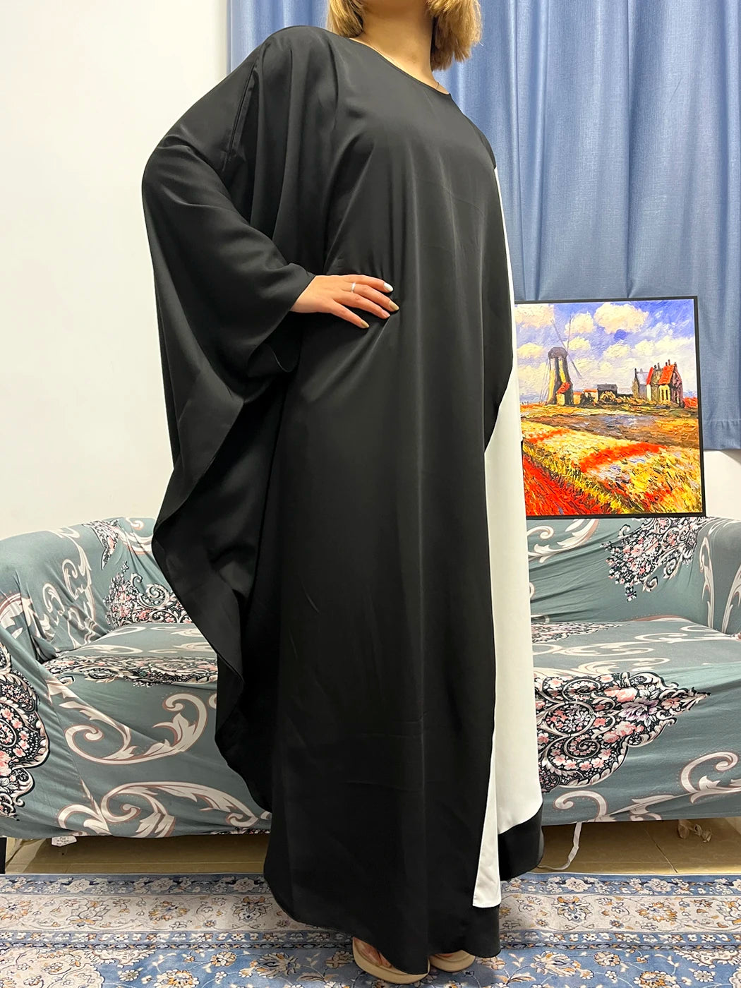 عبايات شيفون فضفاضة باللونين الأسود والأبيض