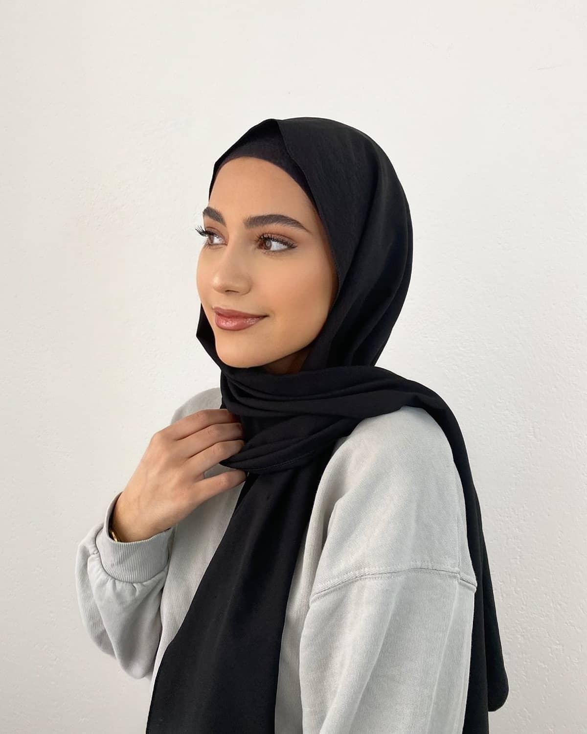 On sale - Elegant Hijab Headscarf - 30 Colours - Free