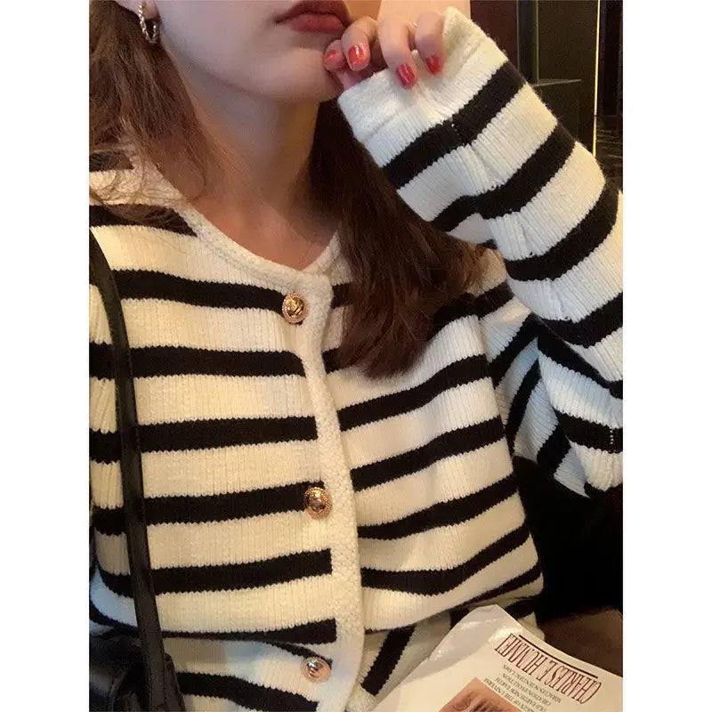 Row metal buckle striped knitted pocket sweater