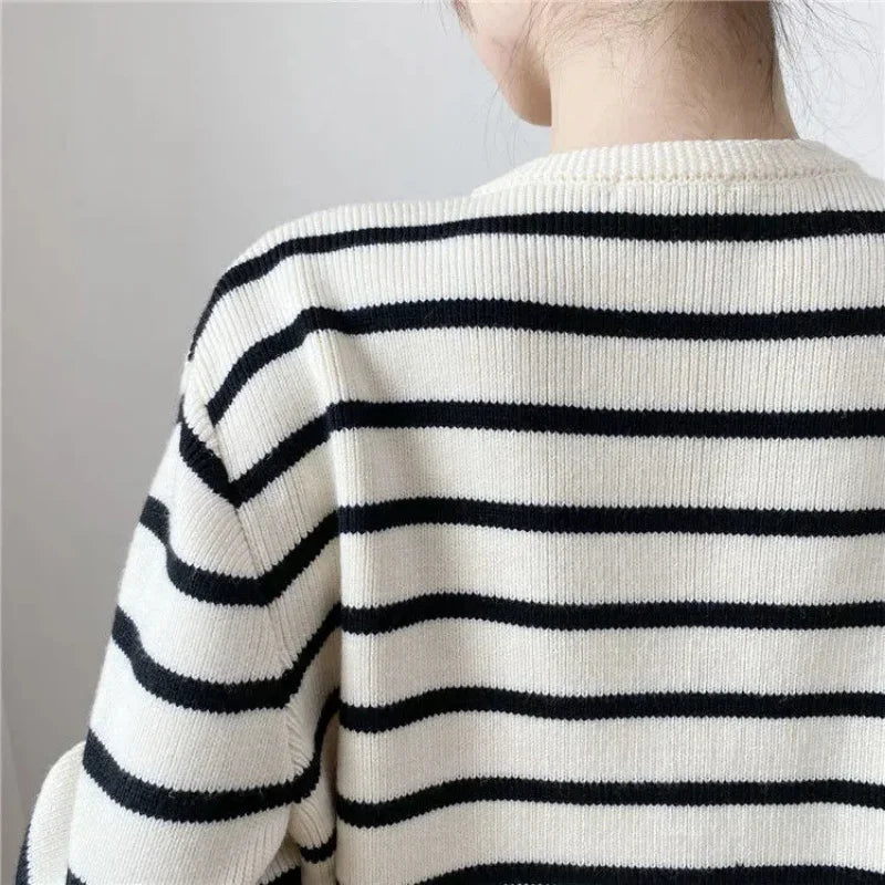 Row metal buckle striped knitted pocket sweater